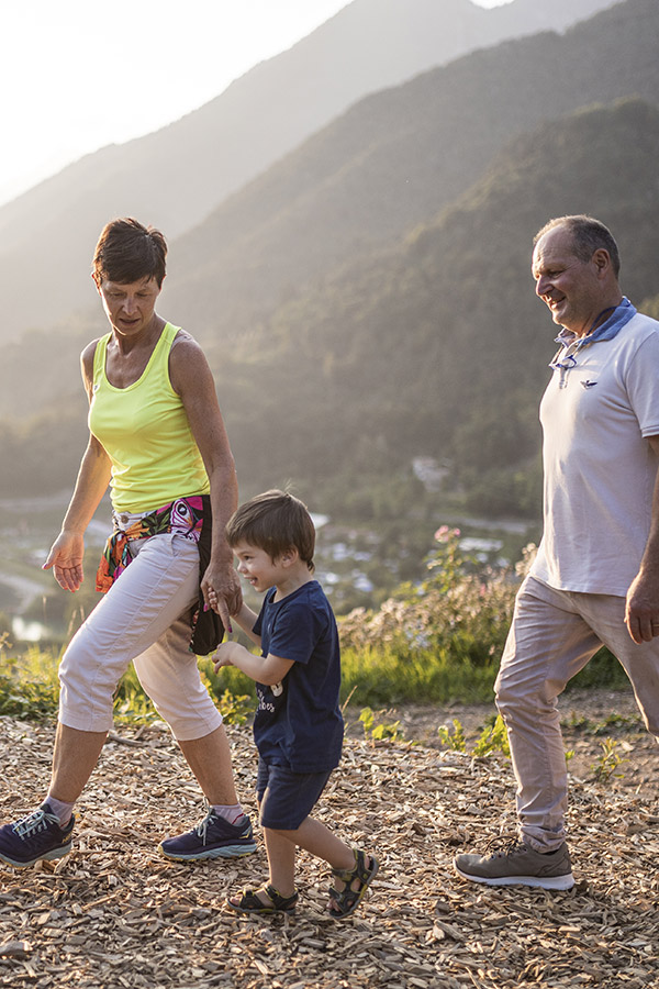 Famiglia che si rilassa sulla terrazza con vista sul Lago di Ledro