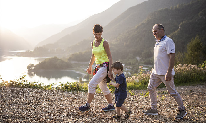 Momento di relax familiare sulla terrazza vista Lago di Ledro
