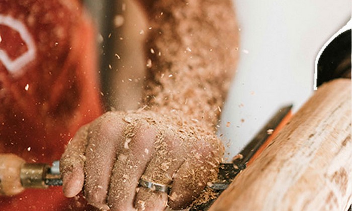 Particolari in legno lavorato artigianalmente al camping