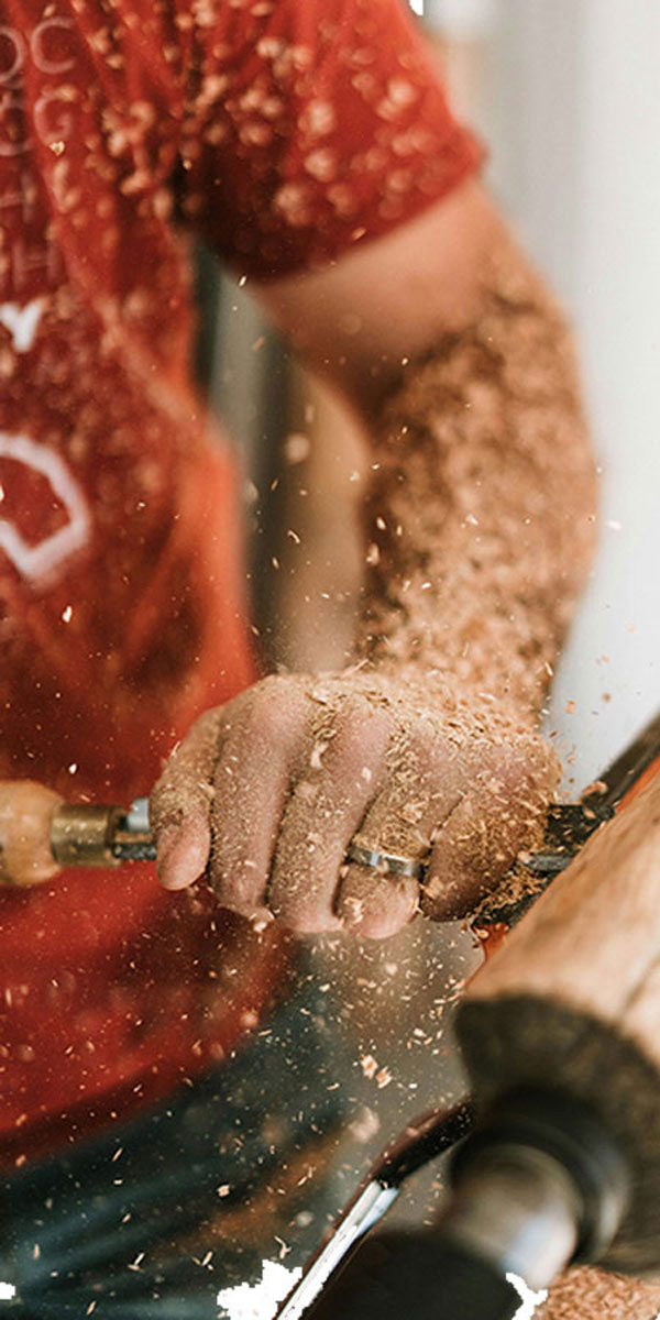 Dettagli artigianali in legno nelle strutture del campeggio