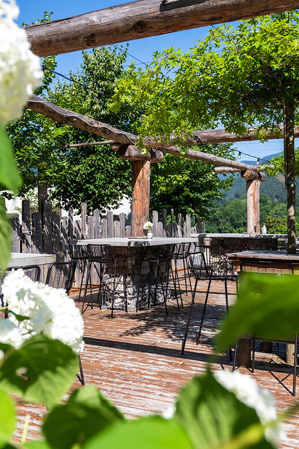 Famiglia seduta sulla terrazza del Best Ledro Bar con vista sul Lago di Ledro