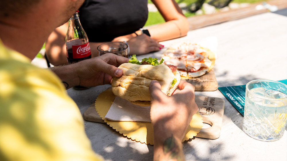 Selezione di prodotti tipici trentini serviti al Best Ledro Bar