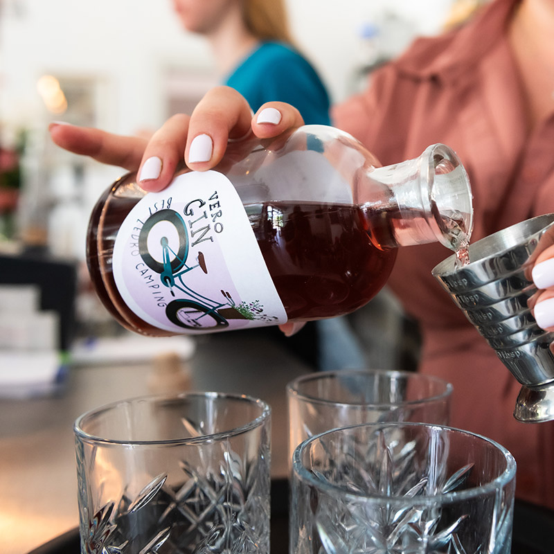 Spazio esterno del Best Ledro Bar con servizi e zona relax