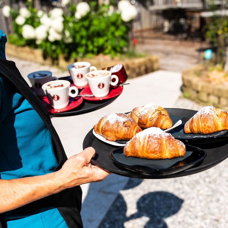 Dettaglio del banco del Best Ledro Bar con prodotti tipici esposti