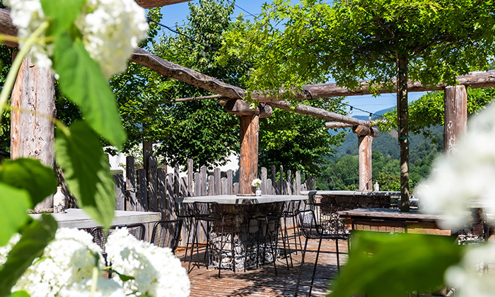 Foto mobile di una famiglia che si rilassa sulla terrazza con vista Lago di Ledro