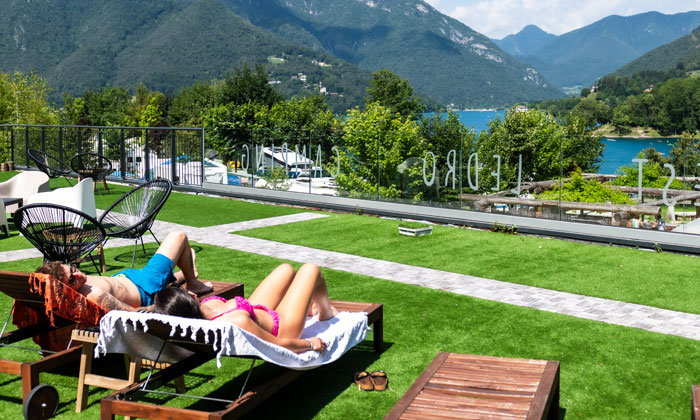Famiglia rilassata sulla terrazza vista lago